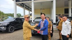 Bupati Konsel Serahkan 3 Unit Randis Pada Unsur Pimpinan DPRD Konsel