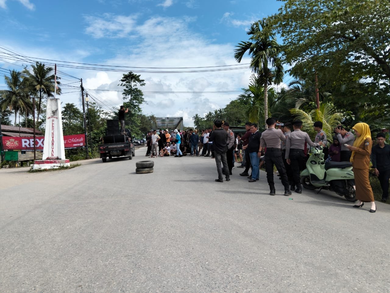 Tiga Ruas Jalan di Blokir, Warga Minta Perhatian Pemerintah