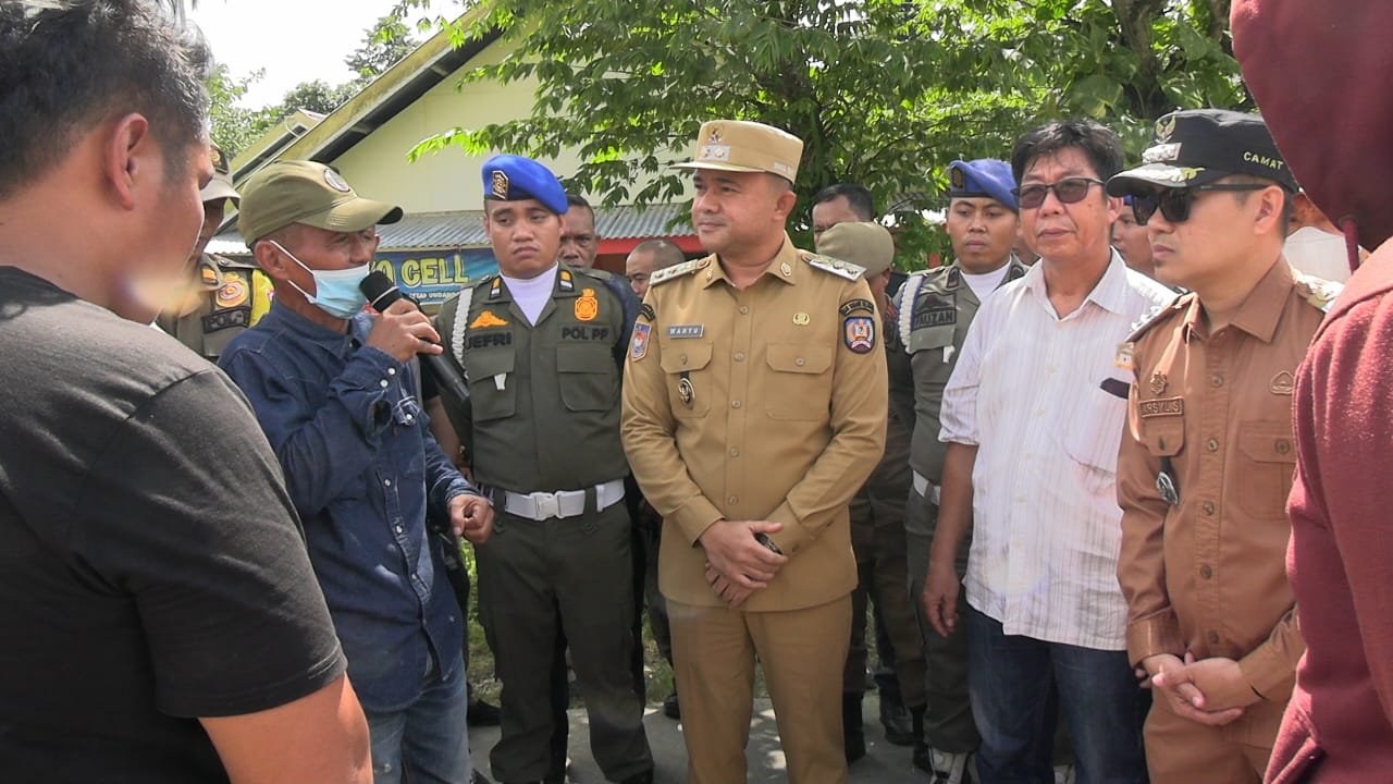 Temui Massa Aksi, Wabup Konsel Turunkan Alat Berat