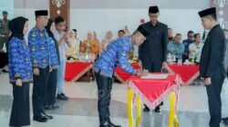 Bupati Konsel Serahkan Perpanjangan SK PPPK, 755 Pegawai Terima Perpanjangan Kontrak Tiga Tahun