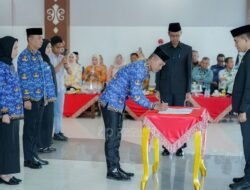 Bupati Konsel Serahkan Perpanjangan SK PPPK, 755 Pegawai Terima Perpanjangan Kontrak Tiga Tahun