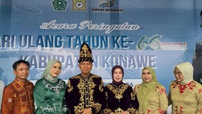 Kenakan Pakaian Adat, Bupati dan Wakil Bupati Konsel Hadiri Upacara Peringatn HUT Konawe Ke- 66 Tahun