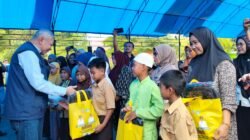 PT Ifishdeco Tbk Serahkan 1.400 Paket Seragam Sekolah di 13 Sekolah Dasar Se-Kecamatan Tinanggea