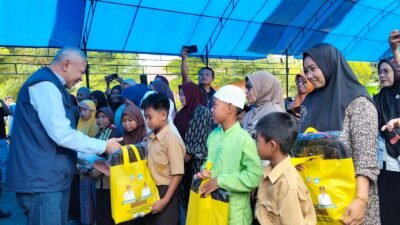 PT Ifishdeco Tbk Serahkan 1.400 Paket Seragam Sekolah di 13 Sekolah Dasar Se-Kecamatan Tinanggea