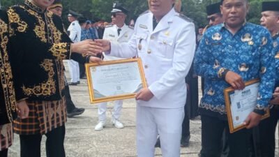 HUT Konsel Ke- 23 Tahun, Desa Wunduwatu Terima Penghargaan Rumah DataKU Terbaik