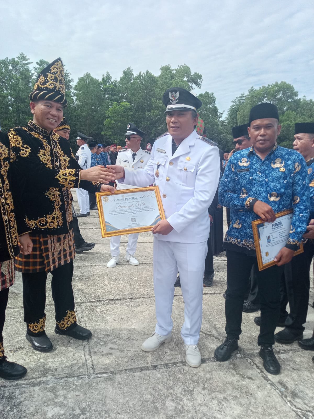 HUT Konsel Ke- 23 Tahun, Desa Wunduwatu Terima Penghargaan Rumah DataKU Terbaik