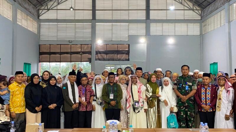 Bupati Konawe Selatan Sambut Kepulangan Jemaah Haji, Sampaikan Duka atas Wafatnya Satu Jemaah di Tanah Suci