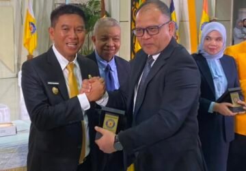Terima Plakat Penghargaan Panelis dari Dirjen Dikti, Bupati Konawe Selatan Dorong Riset UHO Berdampak Nyata bagi Masyarakat