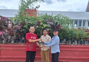 Wujud Dukungan terhadap Sekolah Unggul Garuda, Pemda Konawe Selatan Serahkan 450 Tanaman Bunga untuk SMA Garuda