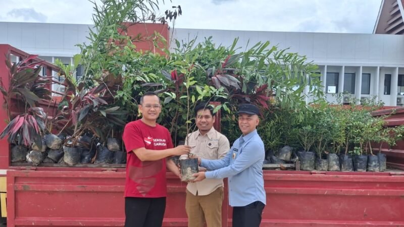 Wujud Dukungan terhadap Sekolah Unggul Garuda, Pemda Konawe Selatan Serahkan 450 Tanaman Bunga untuk SMA Garuda