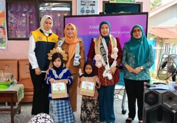 Hari Anak Nasional Ke-42, Bunda PAUD Konsel Kunjungi Sekolah di Andoolo, Serahkan Bantuan Perlengkapan Belajar