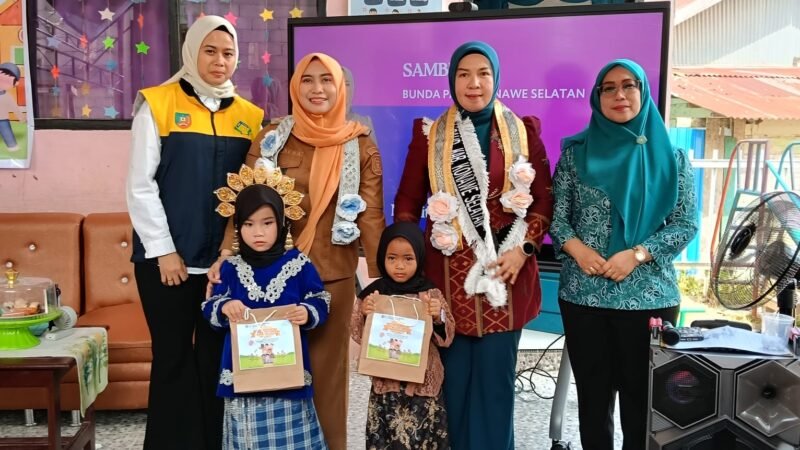 Hari Anak Nasional Ke-42, Bunda PAUD Konsel Kunjungi Sekolah di Andoolo, Serahkan Bantuan Perlengkapan Belajar
