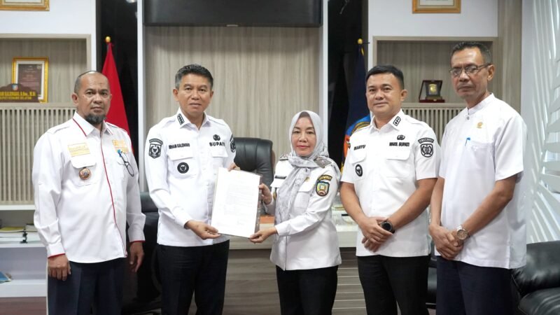 Bupati Konsel Irham Kalenggo Tunjuk Narlian Jadi Plh Sekda