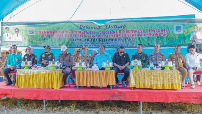 Sekda Konsel Hadiri Panen Raya Padi Sawah di Kecamatan Basala